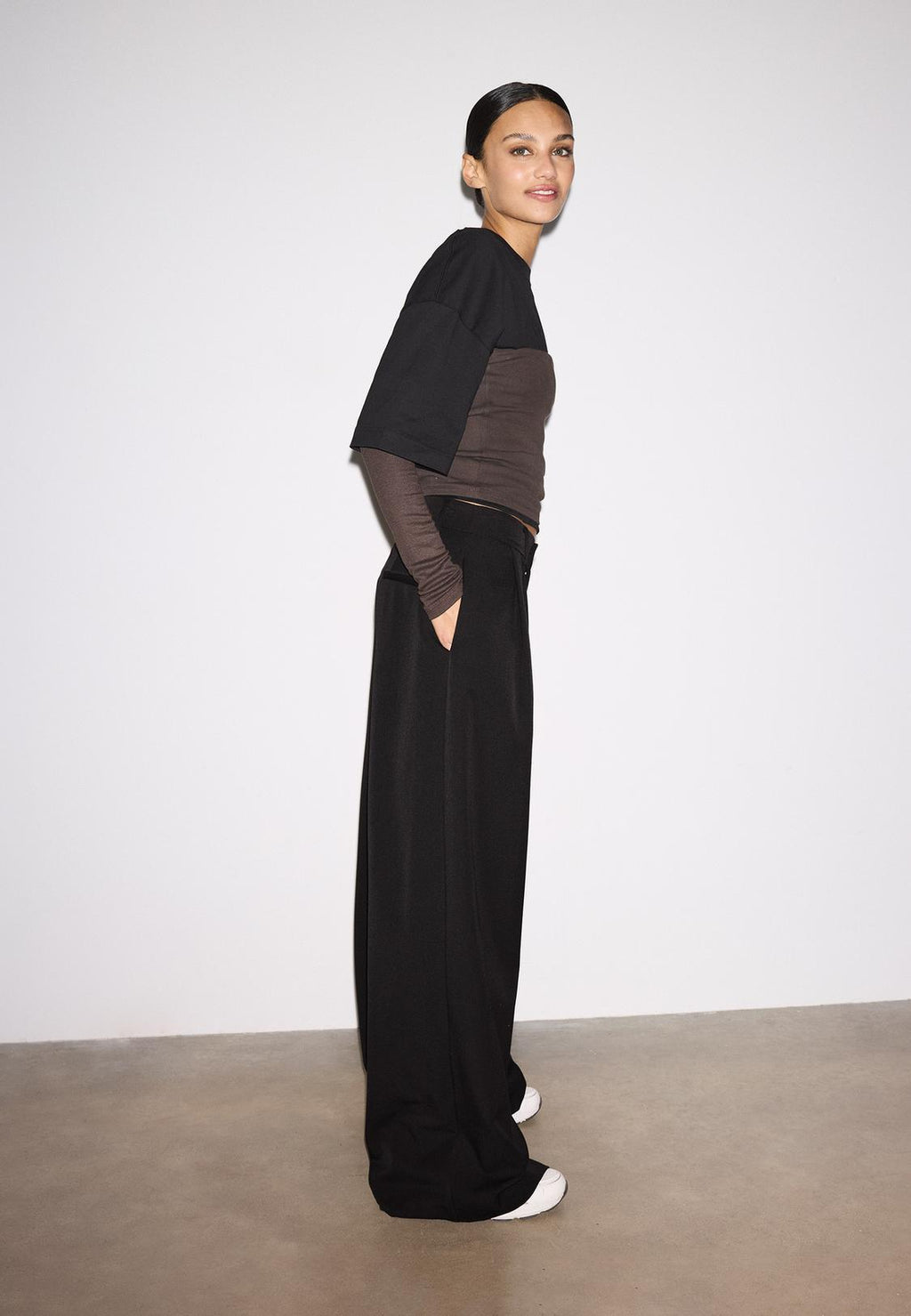 Wide-leg tailored trousers with darts