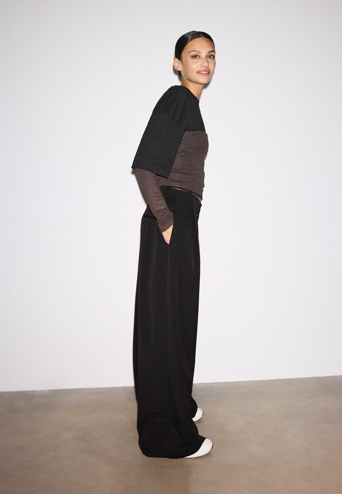 Wide-leg tailored trousers with darts